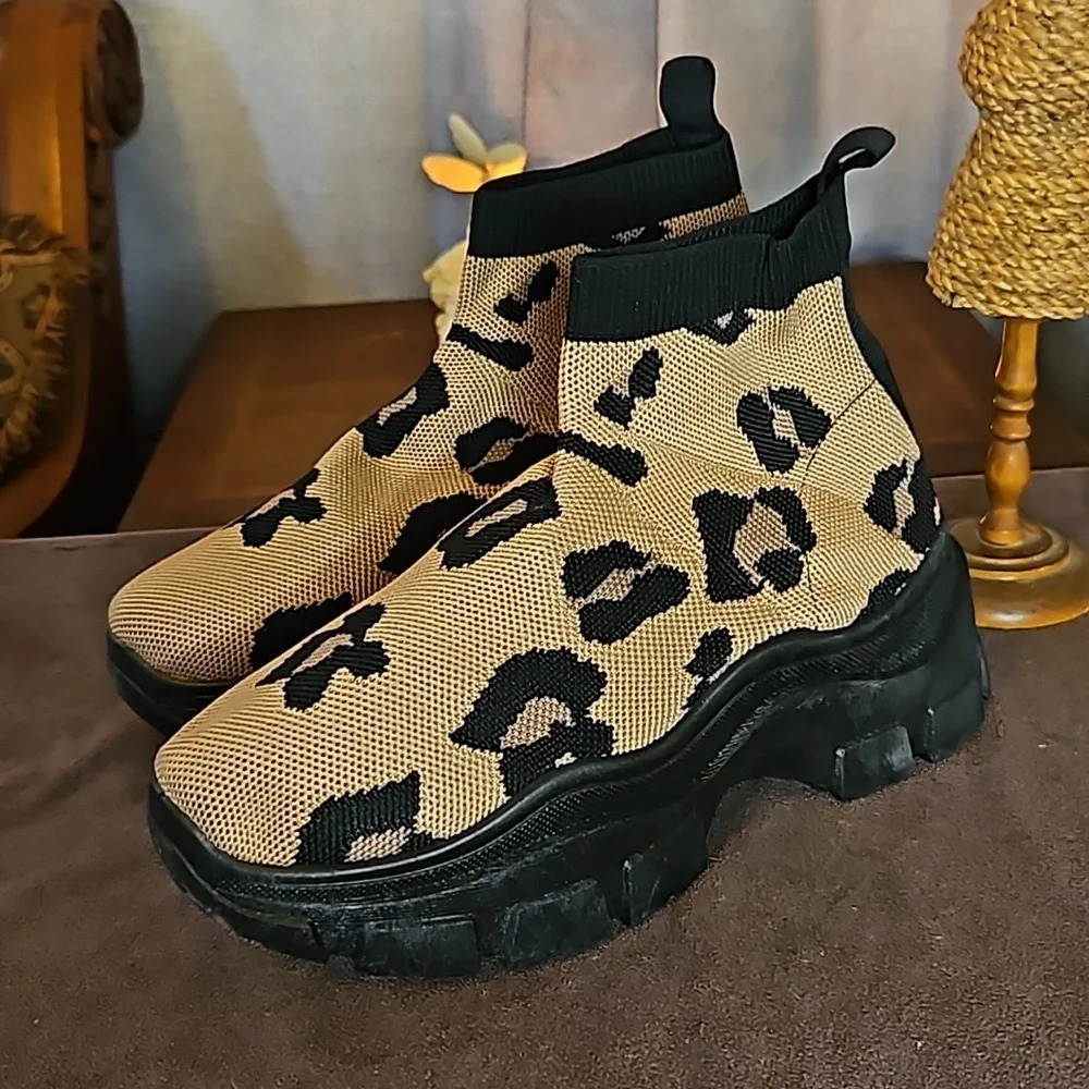 YOKI Women's Comfort Leopard Sneaker NWT